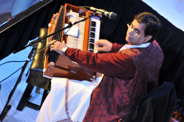 Jagjit_Singh_performing_at_Symphony_Hall,_Birmingham,_12_September_2008