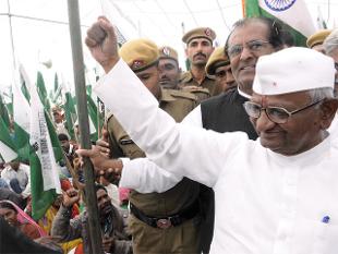 low-turnout-at-protest-against-land-acquisition-ordinance-but-anna-hazare-unfazed