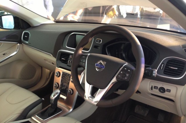 Volvo-V40-Cross-Country-Interiors1