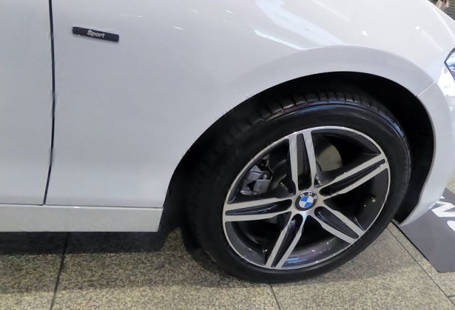 The_tire_wheel_of_BMW_120i_Sport_(F20)