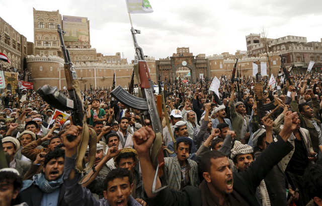 Shi'ite Muslim rebels hold up their weapons during a rally against air strikes in Sanaa March 26, 2015. Warplanes from Saudi Arabia and Arab allies struck Shi'ite Muslim rebels fighting to oust Yemen's president on Thursday, in a major gamble by the world's top oil exporter to check Iranian influence in its backyard without direct military backing from Washington. REUTERS/Khaled Abdullah - RTR4V0OK