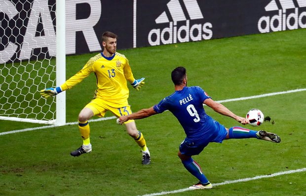 Graziano Pelle makes it 2-0 to Italy as they cap off a fine display.