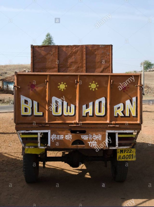 rear-endtata-haulage-truckblow-hornsignrural-villagemadhya-pradeshindia-D71KPJ