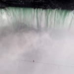 Nik-Wallenda-crosses-the-001