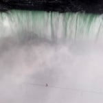 Nik-Wallenda-crosses-the-0011