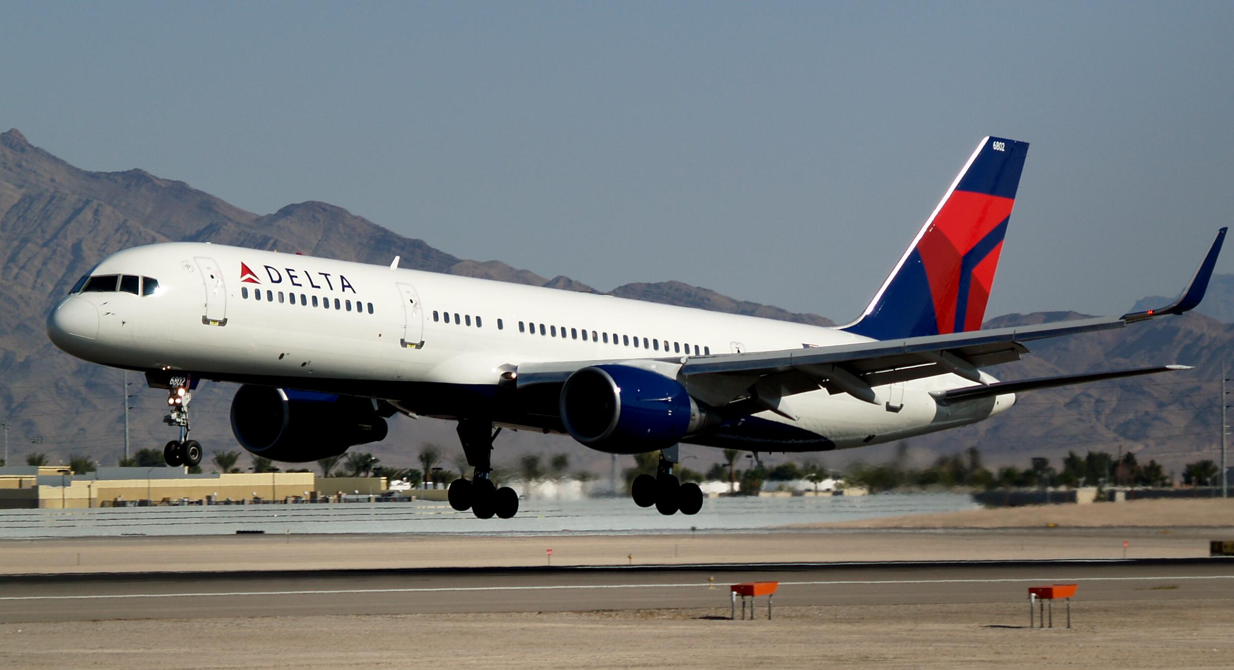 Delta_Air_Lines_Boeing_757-232_N703TW