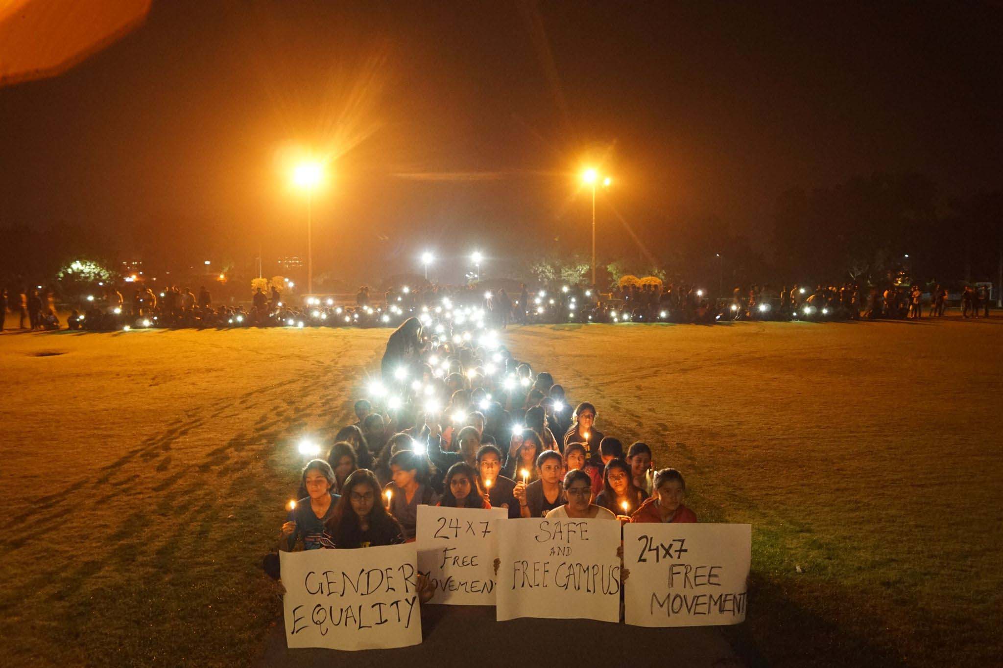 IIT Roorkee girls protesting