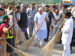 modi cleaning streets
