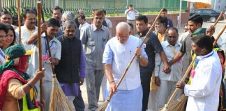 modi cleaning streets