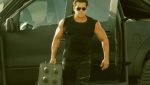 theres-one-stylish-similarity-in-both-of-these-salman-khan-films