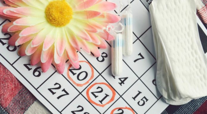 जब वे एक साथ समय बिताती हैं तो क्या महिलाओं के मासिक धर्म वास्तव में सिंक हो जाते हैं?