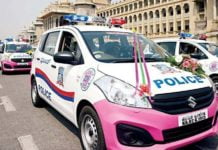 Did A Female Cop From Bangalore Police Beat Up Young People For Playing Holi? bangalore police