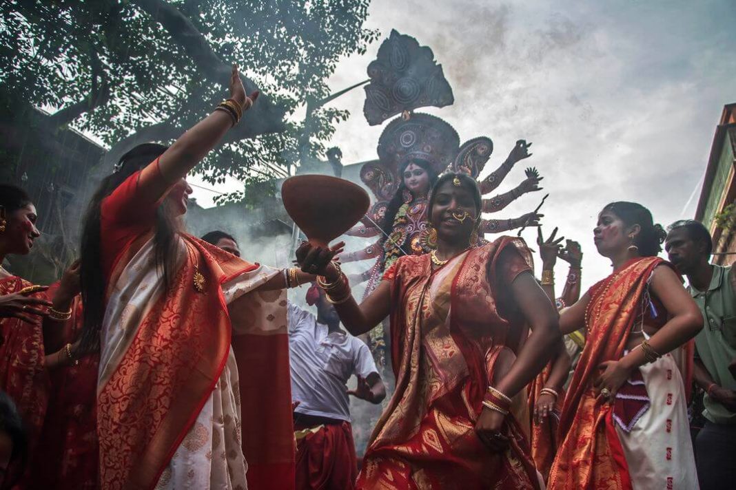 do-you-know-why-bengali-women-carry-a-hot-burning-pot-with-bare-hands