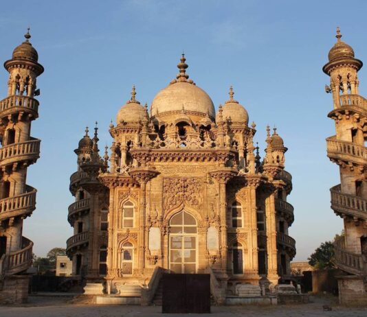 Mahabat Maqbara