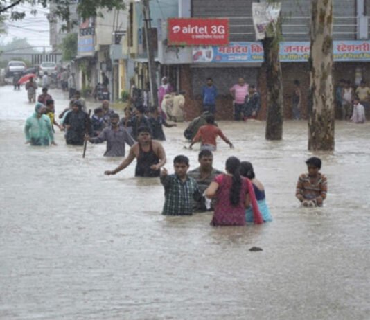 मीडिया जो नहीं दिखाता: मध्य प्रदेश में बाढ़ की वजह से कुछ की मौत, कई रहत शिविरों में गए
