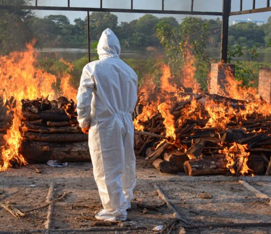 рдПрдХ рдорд╣рд╛рдорд╛рд░реА рдХреА рд░рд╛рдЬрдиреАрддрд┐: рднрд╛рд░рдд рдХреА рджреБрдЦрдж рд╡рд╛рд╕реНрддрд╡рд┐рдХрддрд╛