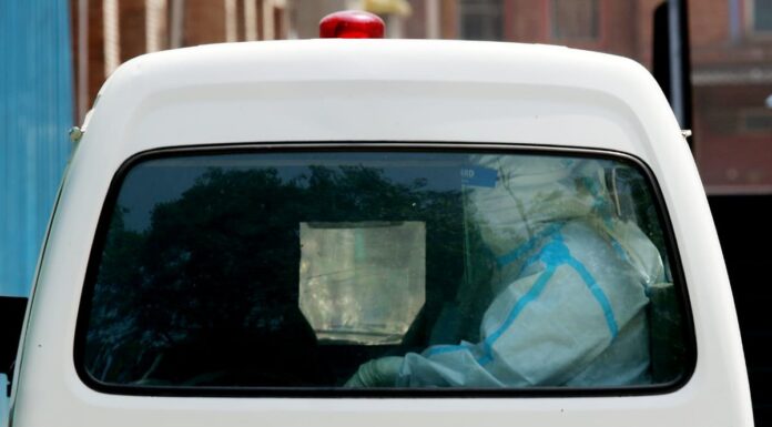 कैसे हम लोग कोविड-19 के दूसरी लहर में स्वास्थ्य सेवा प्रणाली के टूटने के लिए जिम्मेदार हैं