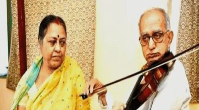 कोलकाता में 77 वर्षीय व्यक्ति अपनी पत्नी के कैंसर के इलाज के लिए पैसे जुटाने के लिए वायलिन बजाता है