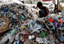 कोविड महामारी के दूसरे वर्ष में होने के बावजूद चेन्नई सेनिटाइज़ेशन कर्मी के पास अभी भी सही गियर या उपकरण नहीं हैं