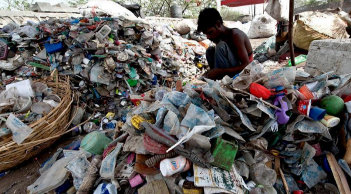 कोविड महामारी के दूसरे वर्ष में होने के बावजूद चेन्नई सेनिटाइज़ेशन कर्मी के पास अभी भी सही गियर या उपकरण नहीं हैं