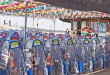 दक्षिण कोरियाई लोग कोविड-19 से बचने के लिए ‘प्रार्थना पॉड्स’ में धार्मिक सभाओं में भाग ले रहे हैं