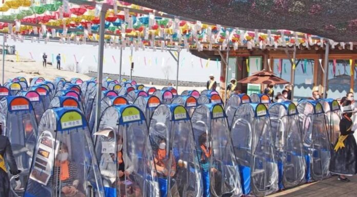 दक्षिण कोरियाई लोग कोविड-19 से बचने के लिए ‘प्रार्थना पॉड्स’ में धार्मिक सभाओं में भाग ले रहे हैं