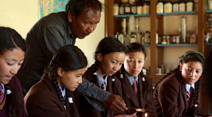 рдЙрддреНрддрд░ рднрд╛рд░рдд рдореЗрдВ рдЬрд╝рд╛рдВрд╕реНрдХрд░ рдХреЗ рд╕реБрджреВрд░ рдХреНрд╖реЗрддреНрд░ рдореЗрдВ рдЗрд╕ рд╕реНрдХреВрд▓ рдХреЗ рд╢рд┐рдХреНрд╖рдХ рддрд╛рд▓рд┐рдпреЛрдВ рдХреЗ рдкрд╛рддреНрд░ рдХреНрдпреЛрдВ рд╣реИрдВ