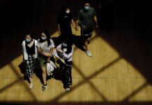 एशिया अन्य क्षेत्रों की तुलना में कोविड-19 के खिलाफ दौड़ में पीछे क्यों है?