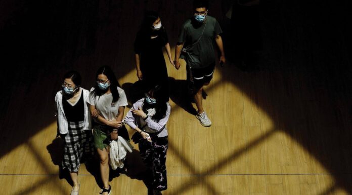 एशिया अन्य क्षेत्रों की तुलना में कोविड-19 के खिलाफ दौड़ में पीछे क्यों है?