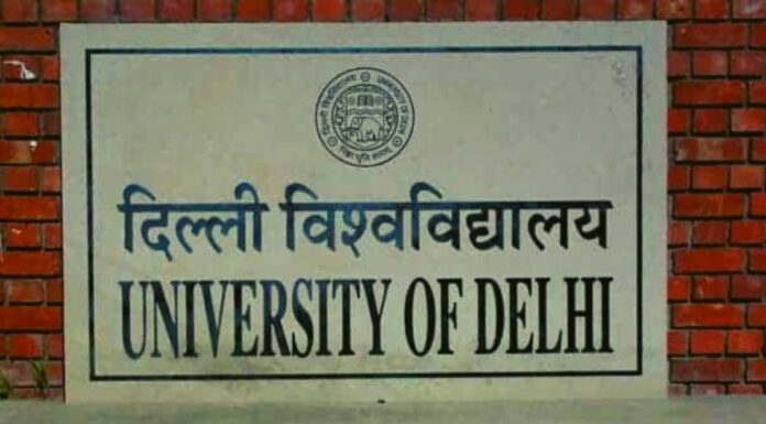 डीयू के अंग्रेजी ऑनर्स सिलेबस से दो दलित लेखकों के लेख हटाए जाने के बाद हुआ विरोध