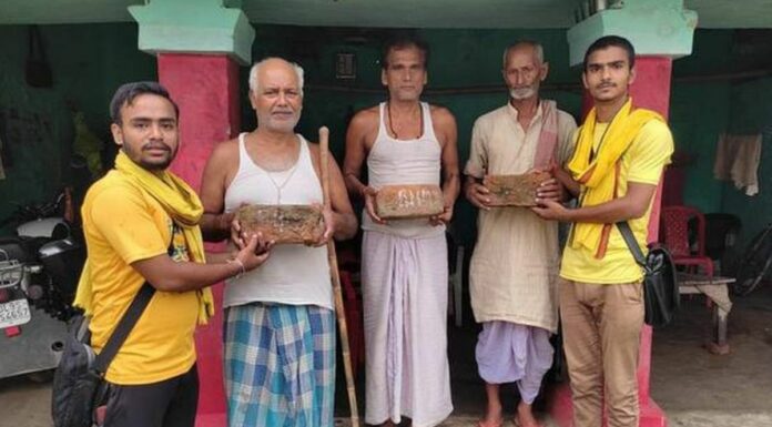 Youth Protest Against The Delay Of Construction Of AIIMS In Darbhanga By Collecting Bricks