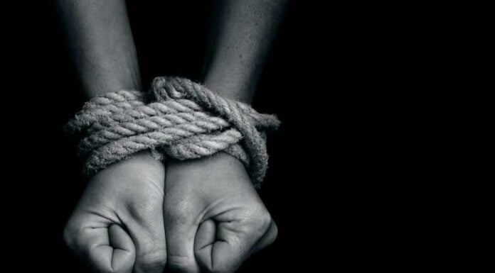 दक्षिण कोरिया के के-पॉप उद्योग में दास अनुबंध क्या हैं?