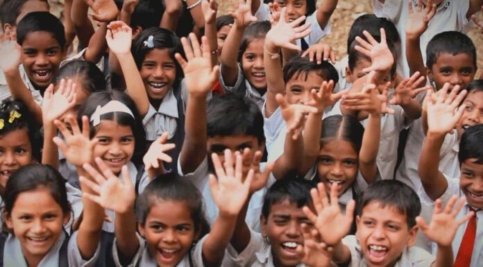 सैवलॉन ग्रामीण बच्चों को दैनिक स्वच्छता के लिए साबुन के स्थान पर चाक का उपयोग करने के लिए शिक्षित करता है; राष्ट्रीय पहचान मिलती है