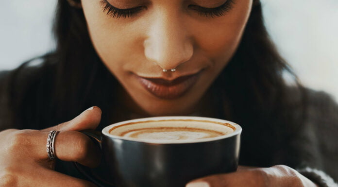 यहां बताया गया है कि कैसे कोविड-19 वैश्विक कॉफ़ी की कमी का कारण बन सकता है