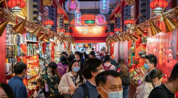 कैसे चीनी सरकार अपने लोगों को ब्रांड और ब्लिंग के बारे में कम पागल होने के लिए कह रही है?