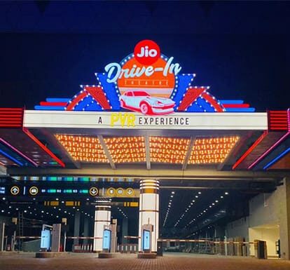 क्यों मुंबई का नया ड्राइव-इन थिएटर इन दिनों सबसे ज्यादा महत्वपूर्ण है?