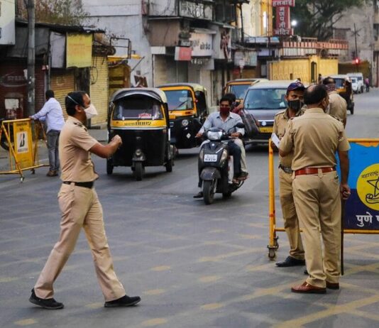 जैसे-जैसे मामले बढ़ते हैं, मास्क नीचे जाते हैं: क्या महामारी कभी खत्म होगी?