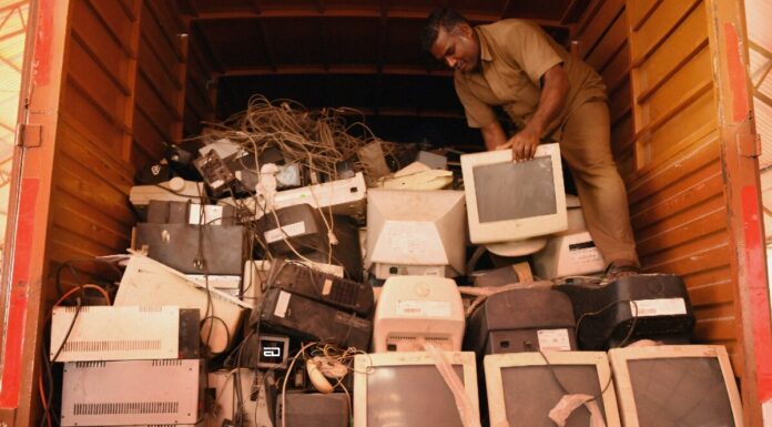 ई-कचरा उत्पादन में भारत विश्व स्तर पर तीसरे स्थान पर है, लेकिन असली कहानी क्या है? e-waste