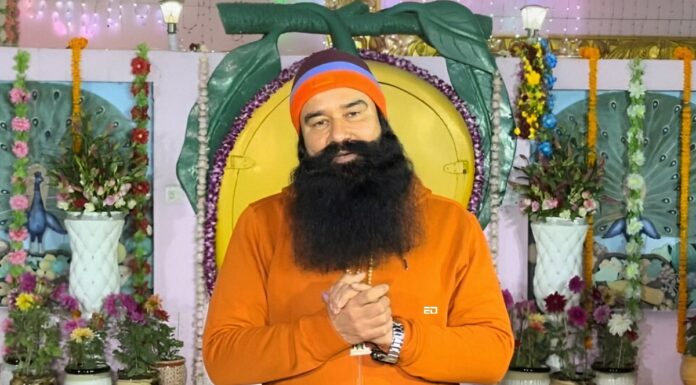 सजायाफ्ता हत्यारा-बलात्कारी राम रहीम पैरोल पर बाहर रहते हुए गर्भवती महिलाओं को बताता है कि कैसे व्यवहार करना चाहिए ram rahim