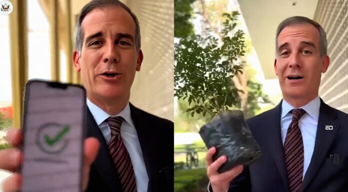 अमेरिकी राजदूत दिखाते हैं कि प्रदर्शन समीक्षा कैसे वीडियो में की जानी चाहिए और उबाऊ एक्सेल शीट में नहीं US Ambassador